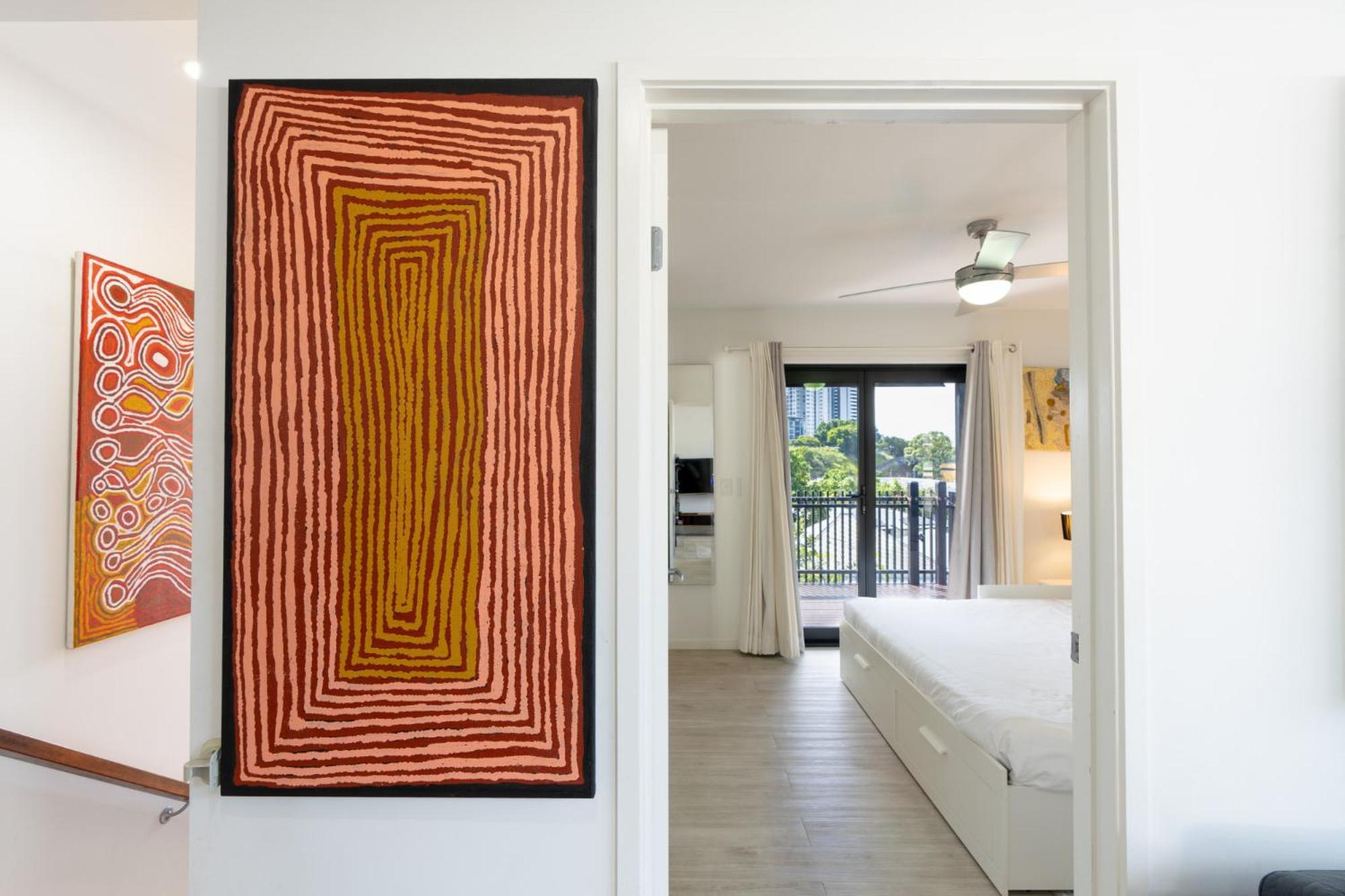 Apartment Sophisticated 2-bed With Alfresco Dining *